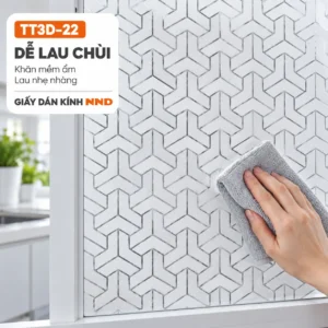Tay dùng khăn mềm lau decal TT3D-22 hoa văn chữ Y trên kính