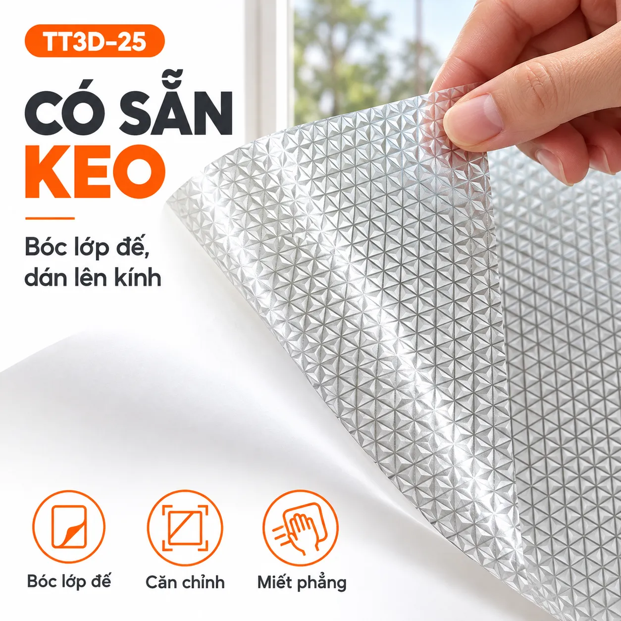 Decal dán kính TT3D-25 có sẵn keo (4) Tay bóc lớp đế của decal dán kính TT3D-25 có sẵn keo