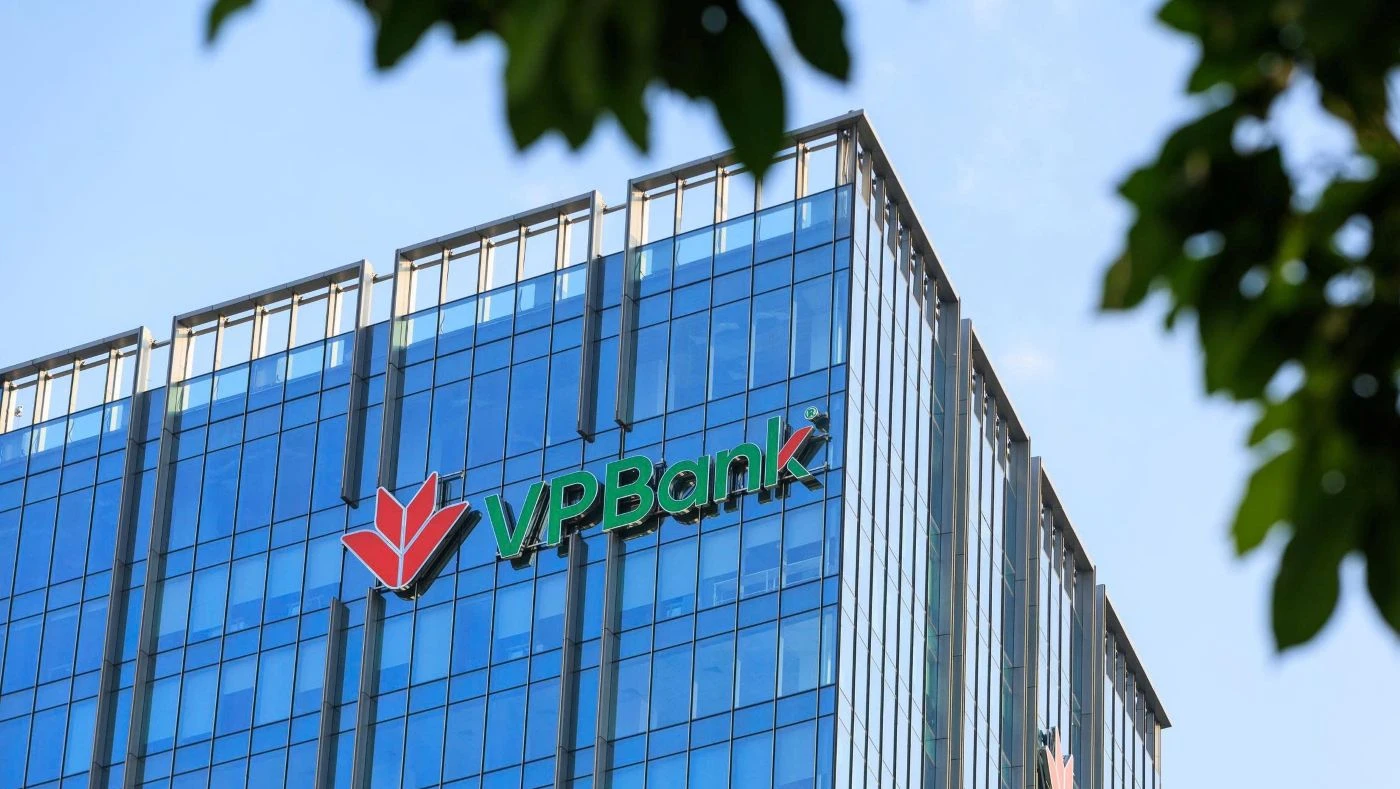 Decal mờ kẻ chỉ kết hợp logo VPBank tại Cầu Giấy