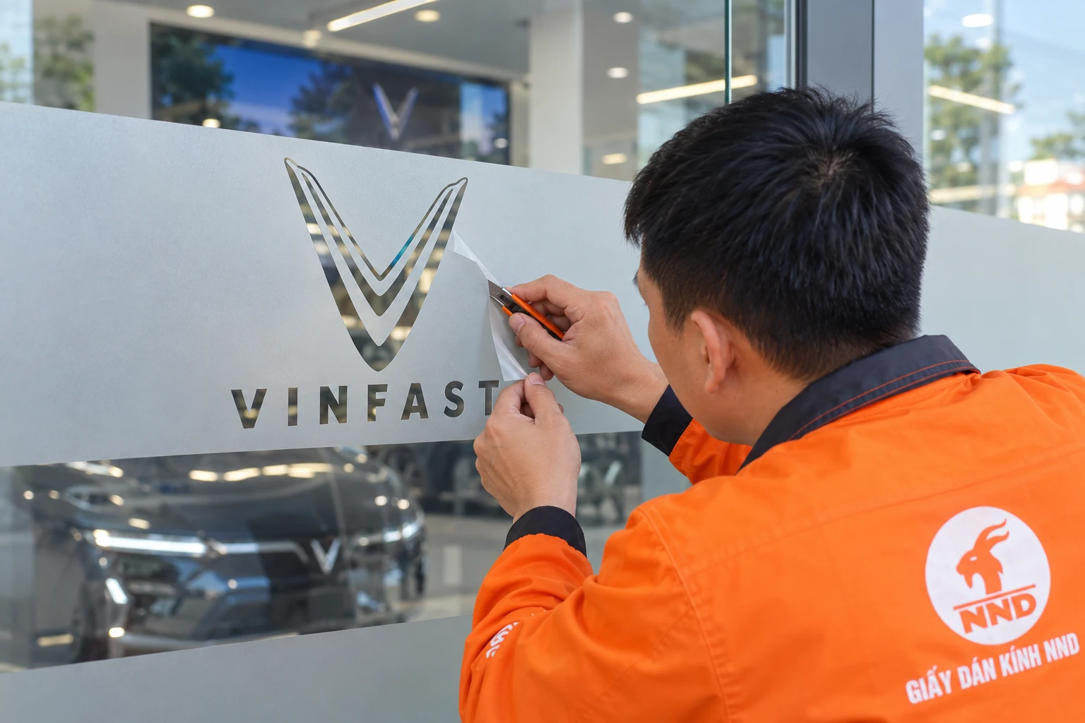 Thi công decal mờ logo VinFast showroom theo từng cụm kính