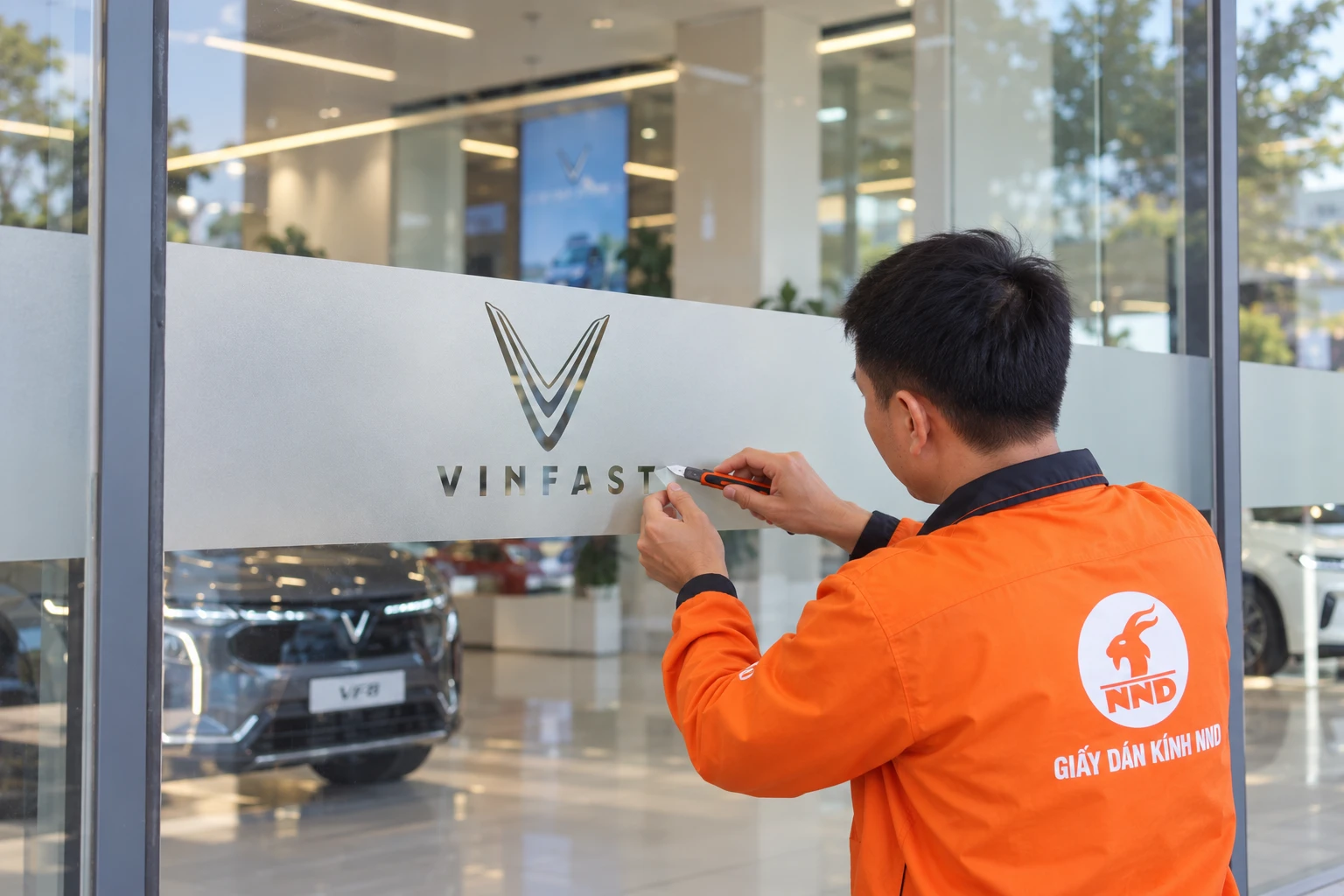 Vách kính hoàn thiện decal mờ logo VinFast showroom