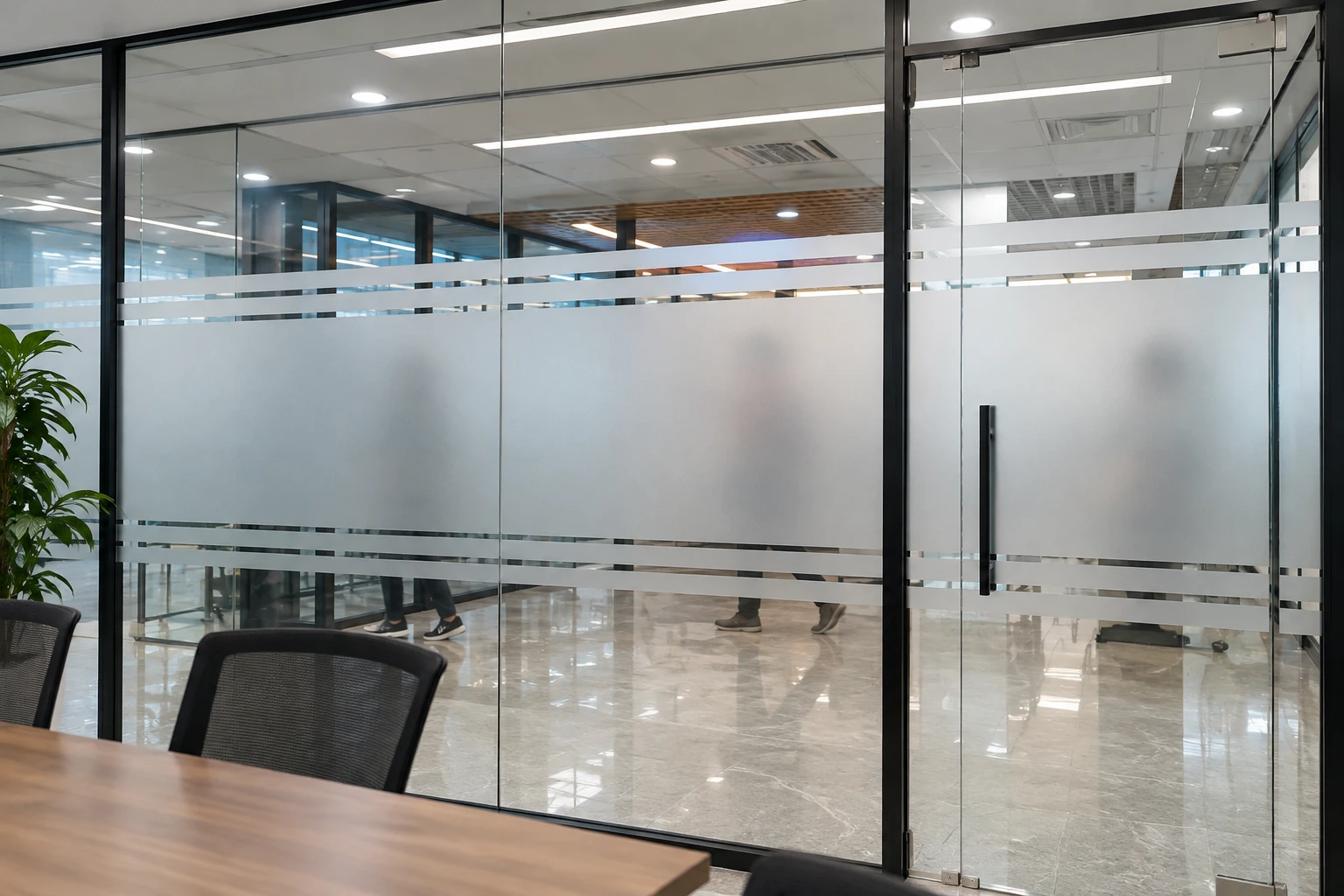 Kết quả cửa kính văn phòng sau khi dán decal mờ Thanh Xuân