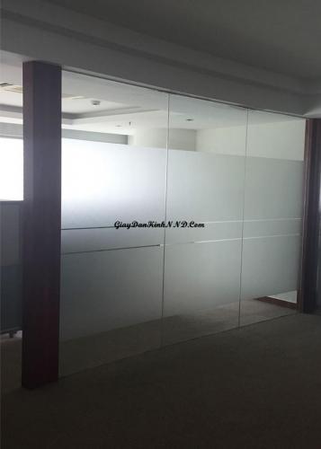 Vách kính dài dán kính mờ che kín hở chân với đường chỉ ngang tạo độ thoáng