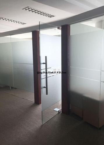 Sử dụng giấy decal dán kính mờ kết hợp với cắt đườn lai kẻ chỉ trang trí cho văn phòng