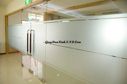 Mẫu giấy dán kính mờ số 8 là một mẫu dán che khuất tầm mắt nhìn vừa đảm bảo độ che chắn vừa đảm bảo tính thẩm mỹ