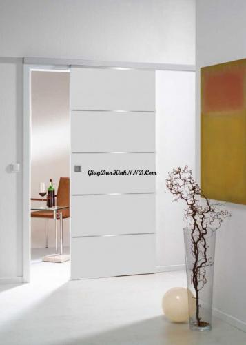 Cửa ra vào dán kín và kẻ chỉ đều kiểu này nhìn rất lạ và đẹp