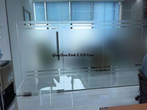 Dán decal mờ cho vách kính cửa văn phòng kết hợp với cắt đường lai