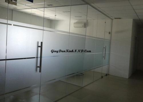 Dán kính mờ kẻ chỉ ngang 3 đường chia đều kiểu này cũng rất lạ và đẹp
