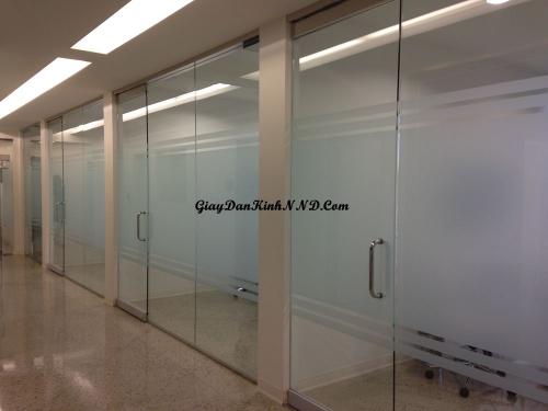 giay-dan-kiSử dụng giấy decal dán kính mờ kết hợp với cắt đườn lai kẻ chỉ trang trí cho văn phòngnh-mo-7-