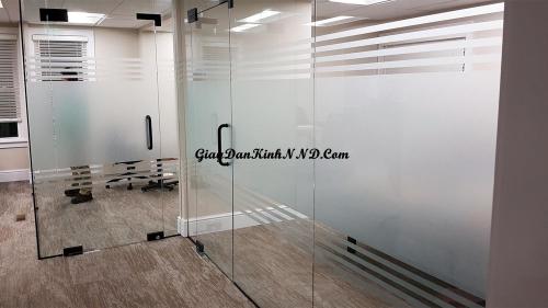 Sử dụng giấy decal dán kính mờ kết hợp với cắt đườn lai kẻ chỉ trang trí cho văn phòng