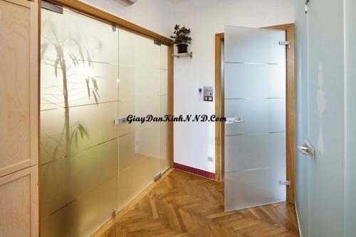 Vách kính nhà ở sử dụng decal mờ kể hợp với kẻ chỉ nhỏ vừa trang trí vừa che tầm nhìn tốt