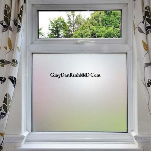 Dán mẫu decal mờ che kín ngoài khả năng che tầm nhìn chúng còn có tác dụng giảm nhiệt. Tính năng phụ của decal dán kính mờ là hỗ trợ cách nhiệt chống nắng, chống nóng cho cửa kính.