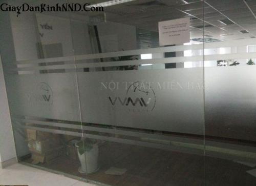 Kiểu dán logo kết hợp với cắt kẻ chỉ vô cùng đẹp mắt và sang trọng