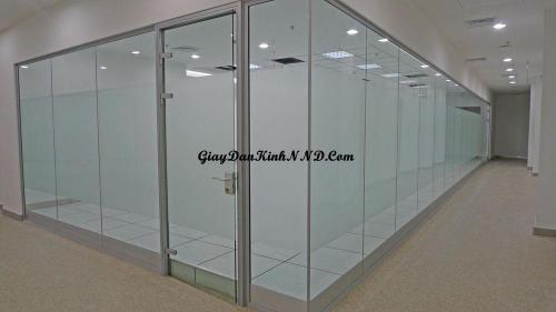 Vách ngăng phòng hợp sử dụng giấy decal mờ cắt chữ đơn giản