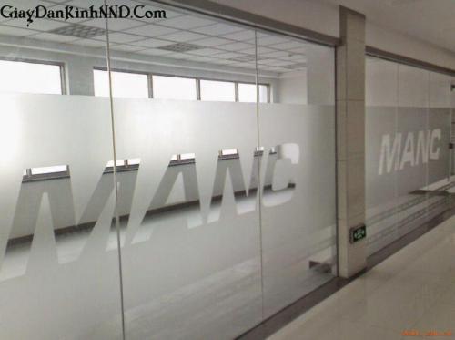 Đây là kiểu cắt chữ decal mờ khổ lớn dán tràn ra các tấm kính. Kiểu mẫu này độc và lạ nhưng tính thẩm mỹ theo cá nhân tôi đánh giá không quá cao