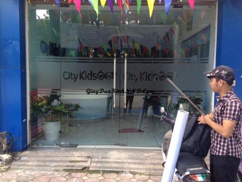 Cửa ra vào của cửa hàng, nhà sách, trường học....muốn tìm mẫu dán vừa đẹp vừa sang mà không che tầm nhìn thì hãy tham khảo mẫu dưới đây