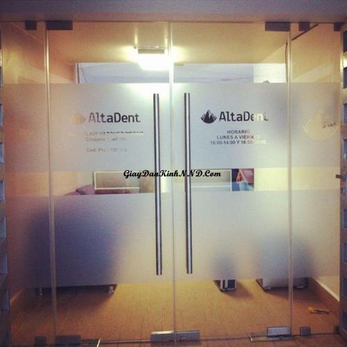 Dán logo tên công ty kết hợp với lịch thông báo thời gian làm việc rất thích hợp cho cửa ra vào phòng làm việc, văn phòng công ty