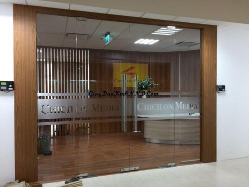 Kiểu dán lửng nhỏ ngang tay cầm này thường được sử dụng rất nhiều cho dán vách kính mặt tiền tòa nhà, văn phòng công ty rộng cần khoe mặt tiền bên trong