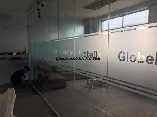 Dán vách kính văn phòng kiểu cắt chữ decal thông dụng đơn giản và đẹp mắt