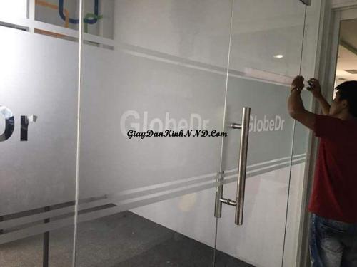 Dán vách kính văn phòng kiểu cắt chữ decal thông dụng đơn giản và đẹp mắt