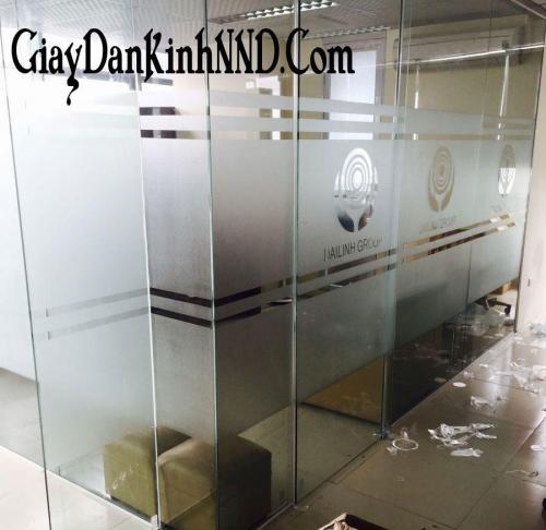 Đây là kiểu dán mờ kết hợp với cắt logo âm bảo khá cơ bản thường thấy ở các dãy vách kính văn phòng
