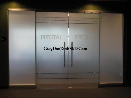 In logo màu trên nền decal mờ dán cửa ra vào che kín