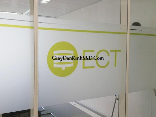 In tên công ty kiểu màu trên nền decal mờ