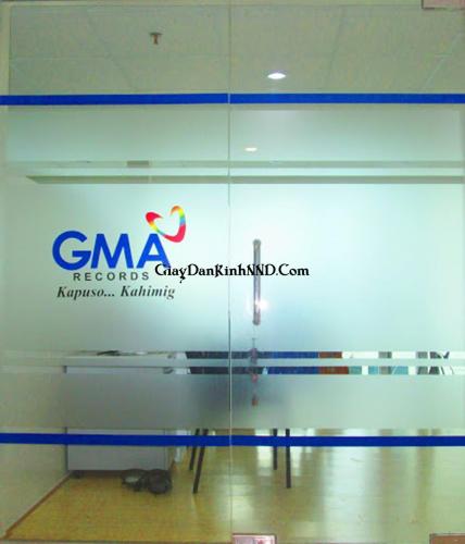 Vẫn là kiểu in logo màu thông dụng trên nền mờ dán cho cửa kính cường lực ra vào