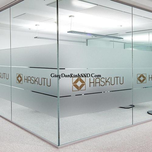 Vách ngăn phòng họp dán kính mờ kết hợp với in tên công ty trên nền decal đơn giản và đẹp mắt