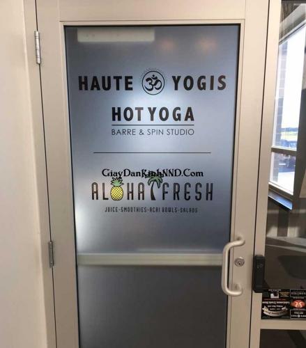 In logo màu trên nền decal mờ dán cửa ra vào che kín
