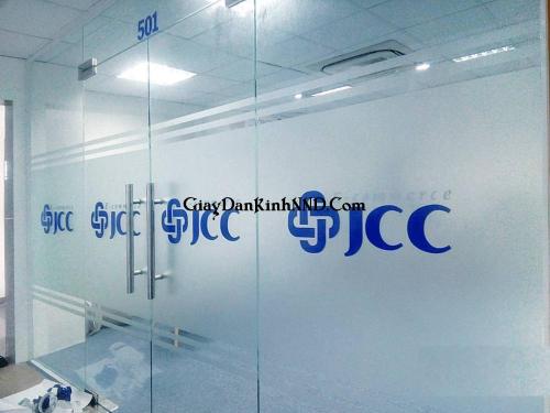 Vách kính cửa in chữ logo màu đơn giản và đẹp mắt