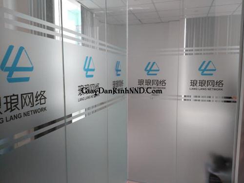 In logo màu kết hợp tên công ty dán cho vách ngăn văn phòng