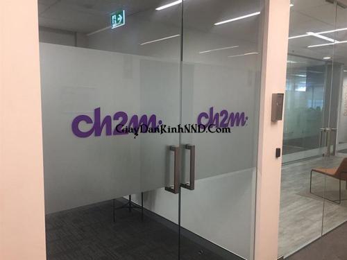 In chữ màu trên nền decal mờ dán cửa ra vào công ty