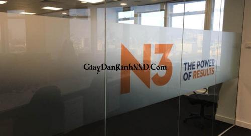 In tên công ty kiểu màu trên nền decal mờ