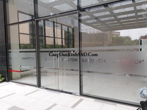 Cắt chữ decal kết hợp dán kính kẻ chỉ cho cửa ra vào