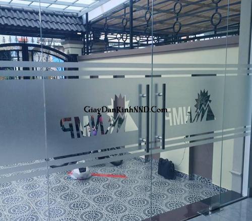 Cắt chữ decal kết hợp dán kính kẻ chỉ cho cửa ra vào
