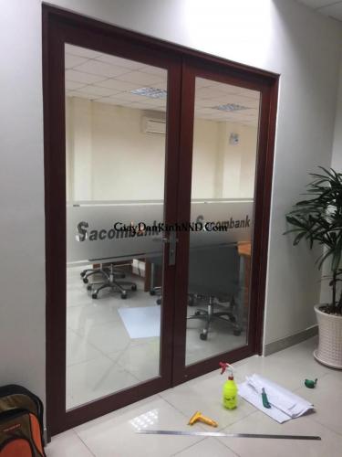 Cắt chữ tên ngân hàng sacombank dán cửa ra vào