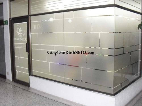 Kiểu dán này mang lại giá trị thẩm mỹ rất cao cùng với đó là khả năng che tầm nhìn tốt nhưng giá thành cũng vì thế sẽ cao hơn nhiều so với mặt bằng chung