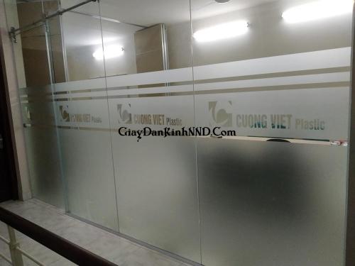 Dán chữ tên cửa hàng kết hợp với dán mờ chân che tầm nhìn