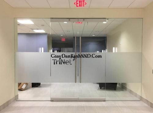 Dán cửa ra vào bằng decal dán kính mờ kết hợp cắt chữ đơn giản tinh tế