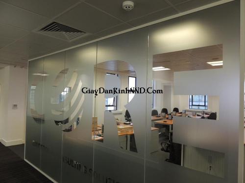 Cắt chữ decal khổ lớn cho vách kính tuy không quá đẹp nhưng lại vô cùng độc đáo và phá cách