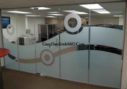 Kiểu cắt dán decal mờ kiểu hình lượn sóng tạo điểm nhấn phá cách rất thích hợp cho các công ty làm công việc về sáng tạo
