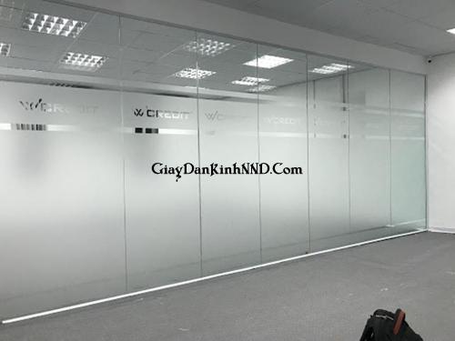 Vách ngăn phòng công ty dán mờ dưới logo kết vừa che tầm nhìn vừa quảng bá thương hiệu tốt