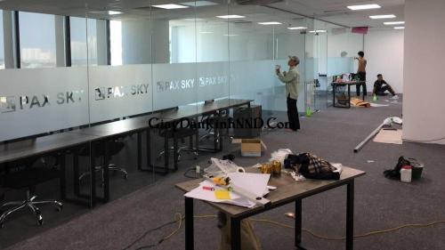 Cắt dán chữ decal trên nền mờ cho vách văn phòng đơn giản