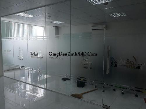 Dán decal cát mờ kẻ chỉ cắt chữ cho vách ngăn văn phòng đơn giản