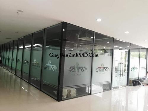 Cắt logo âm bản trên nền giấy dán kính mờ giành cho vách ngăn trung tâm thương mại