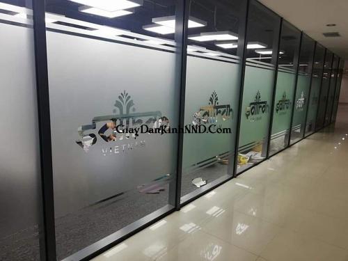 Kiểu cắt dán logo này tưởng đơn giản nhưng lại vô cùng phức tạp cần thiết kế và thi công rất tỉ mỉ
