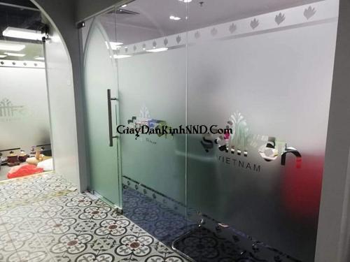 Cắt họa tiết và logo trên nền mờ kiểu này tuy đẹp nhưng tốn rất nhiều công và chi phí