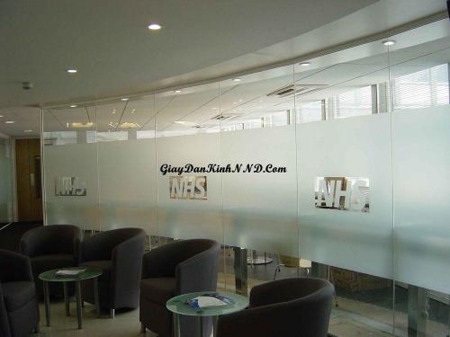Dán vách kính văn phòng dạng cong sử dụng decal mờ cắt logo âm bản