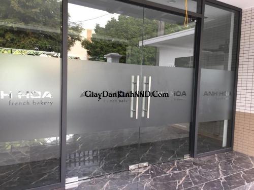 Dán cắt decal mờ cho cửa ra vào